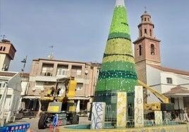 Un pueblo de Toledo coloca el árbol navideño de ganchillo más alto del mundo