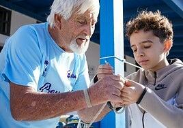 A hacer nudos marineros y empatar anzuelos se aprende así