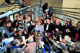 Debajo y frente a ellos