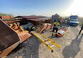 Accidente laboral en Agüimes: se queda atrapado en un tractor, que se precipitó por un muro de 3 metros