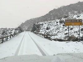 Cerrados los accesos al Teide por la presencia de placas de hielo y nieve en la calzada