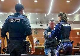 Condenado a 12 años de cárcel por forzar a su nieta en un garaje en Vitoria