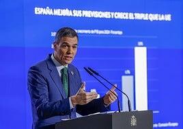 El Gobierno prorroga las ayudas al transporte, pero da marcha atrás con el impuesto al diésel y elimina el IVA rebajado de los alimentos