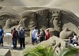 El belén de arena, un tesoro navideño bajo el sol de Las Canteras