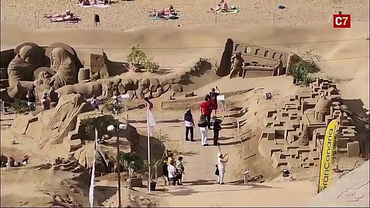 El belén de arena brilla esta Navidad en Las Canteras