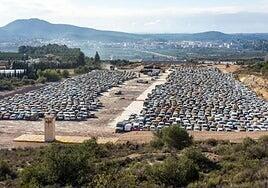 Un tsunami de chatarra colapsa los desguaces valencianos con coches de la DANA