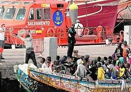 150 personas, entre ellas dos bebés, llegan a Gran Canaria en dos cayucos