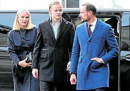 Intrigas, corrupción y amores clandestinos: historias de ayer y de hoy de las monarquías europeas