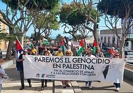 Queman una bandera cerca del Gran Canaria Arena en protesta por Palestina
