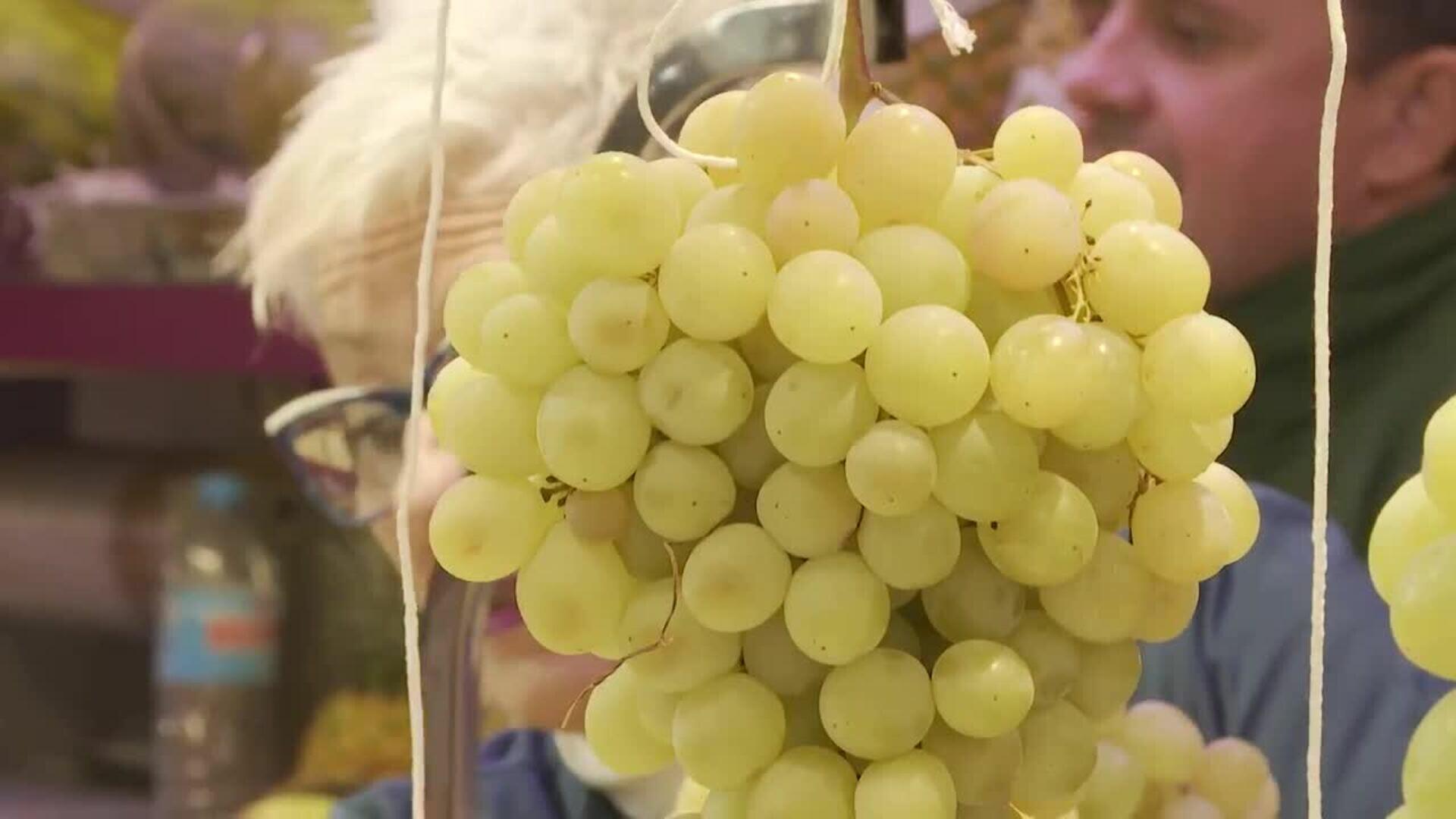 Valencianos ultiman sus compras de cara a la Nochevieja en el Mercado Central de la ciudad
