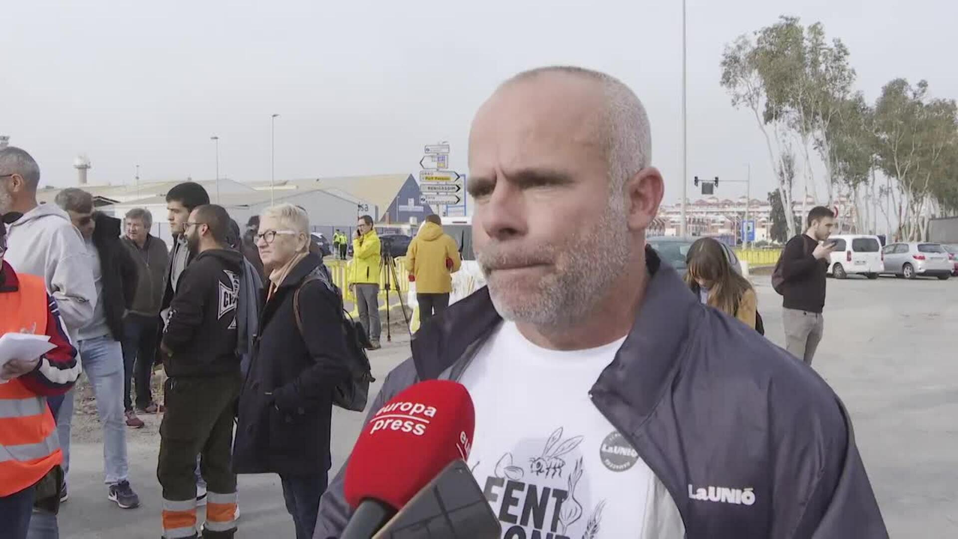 Arrojan mandarinas al suelo frente al Puerto de Castellón contra la competencia desleal