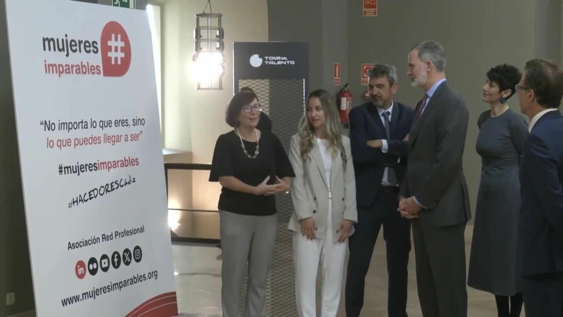 El rey Felipe VI conoce el monoplaza Fórmula Gades impulsado por alumnado de la UCA