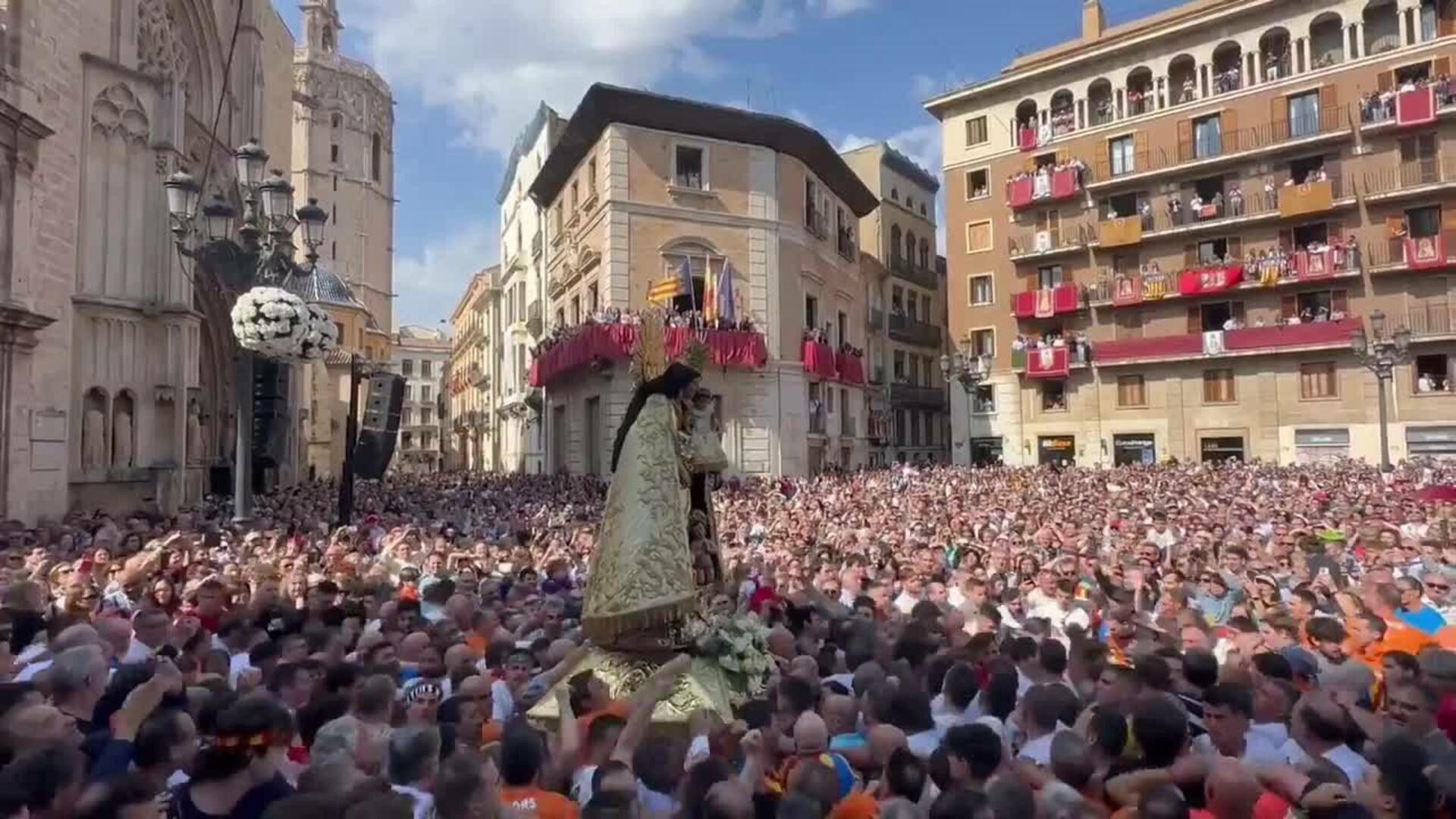 Miles de valencianos arropan a la Mare de Déu en un rápido y multitudinario Traslado