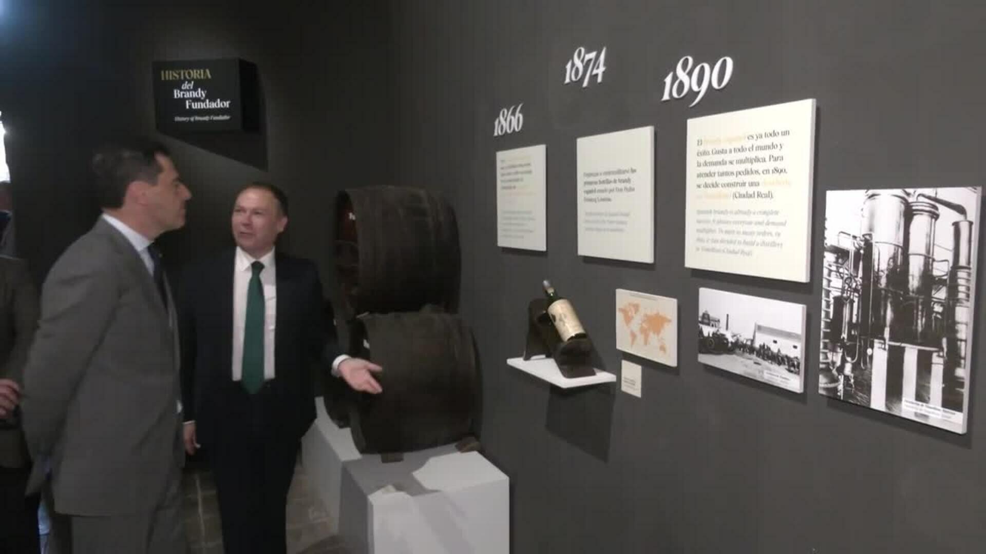 Juanma Moreno destaca el potencial del sector vitivinícola andaluz desde Bodegas Fundador