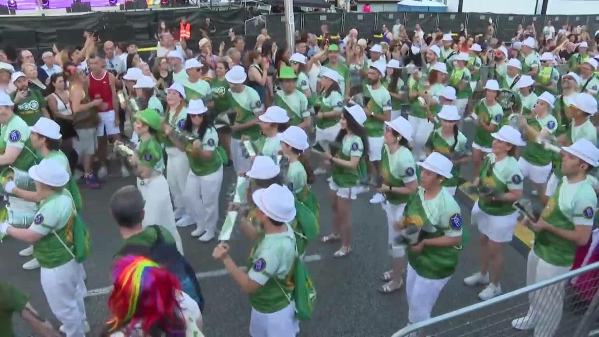 Decenas de miles de personas marchan en un Orgullo festivo y con políticos