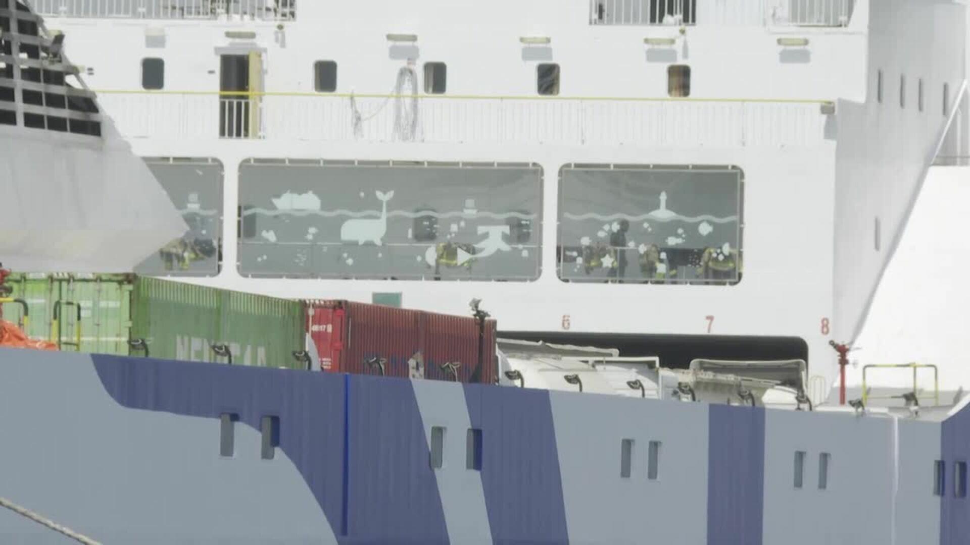 Llega remolcado al Puerto de València el buque incendiado para ser inspeccionado por Capitanía