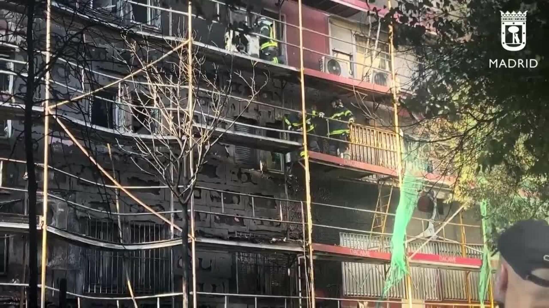 Tres atendidos por inhalación de humo en un fuego propagado en dos edificios en Madrid