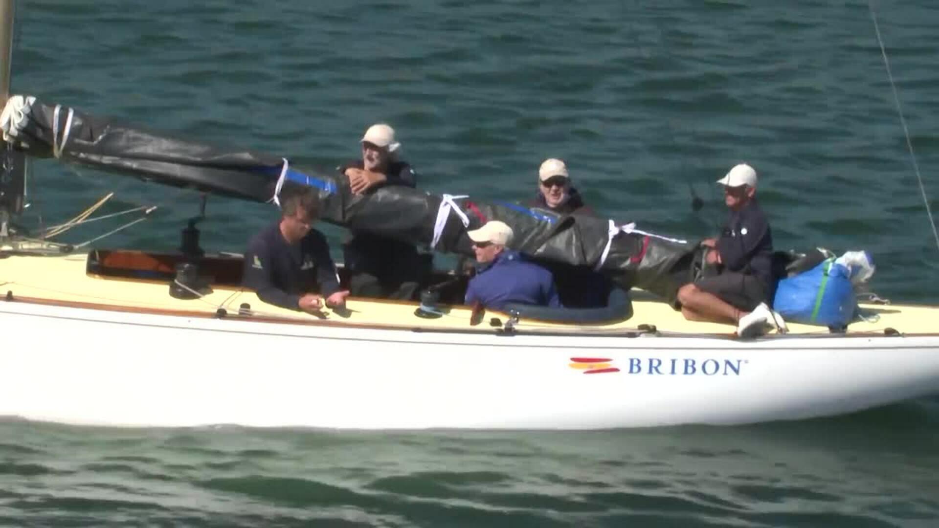 El rey Juan Carlos saluda a los medios y se reencuentra con la Infanta Elena en Sanxenxo