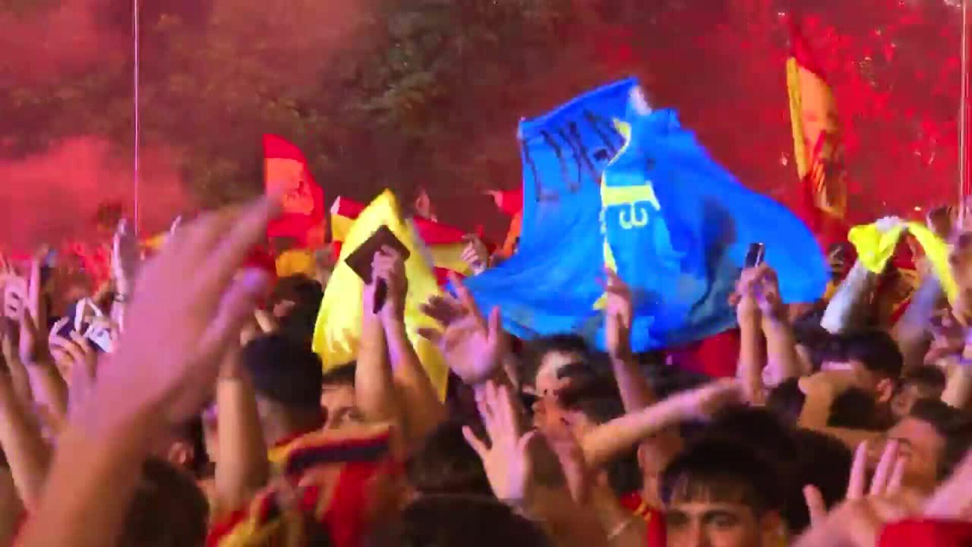 Euforia entre aficionados ante la victoria de España en la Eurocopa
