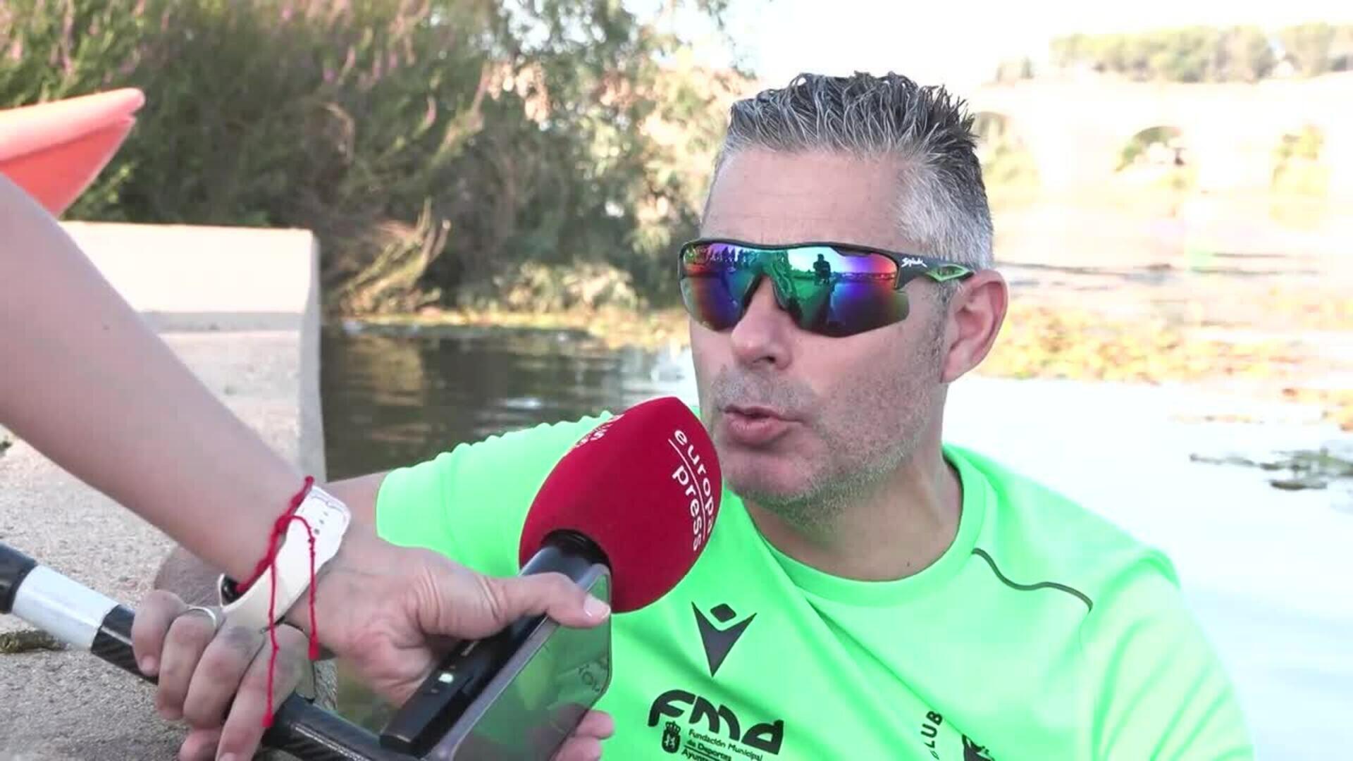 25 piragüistas procesionan con la Virgen del Carmen: Es "diferente" por la "vistosidad" del río