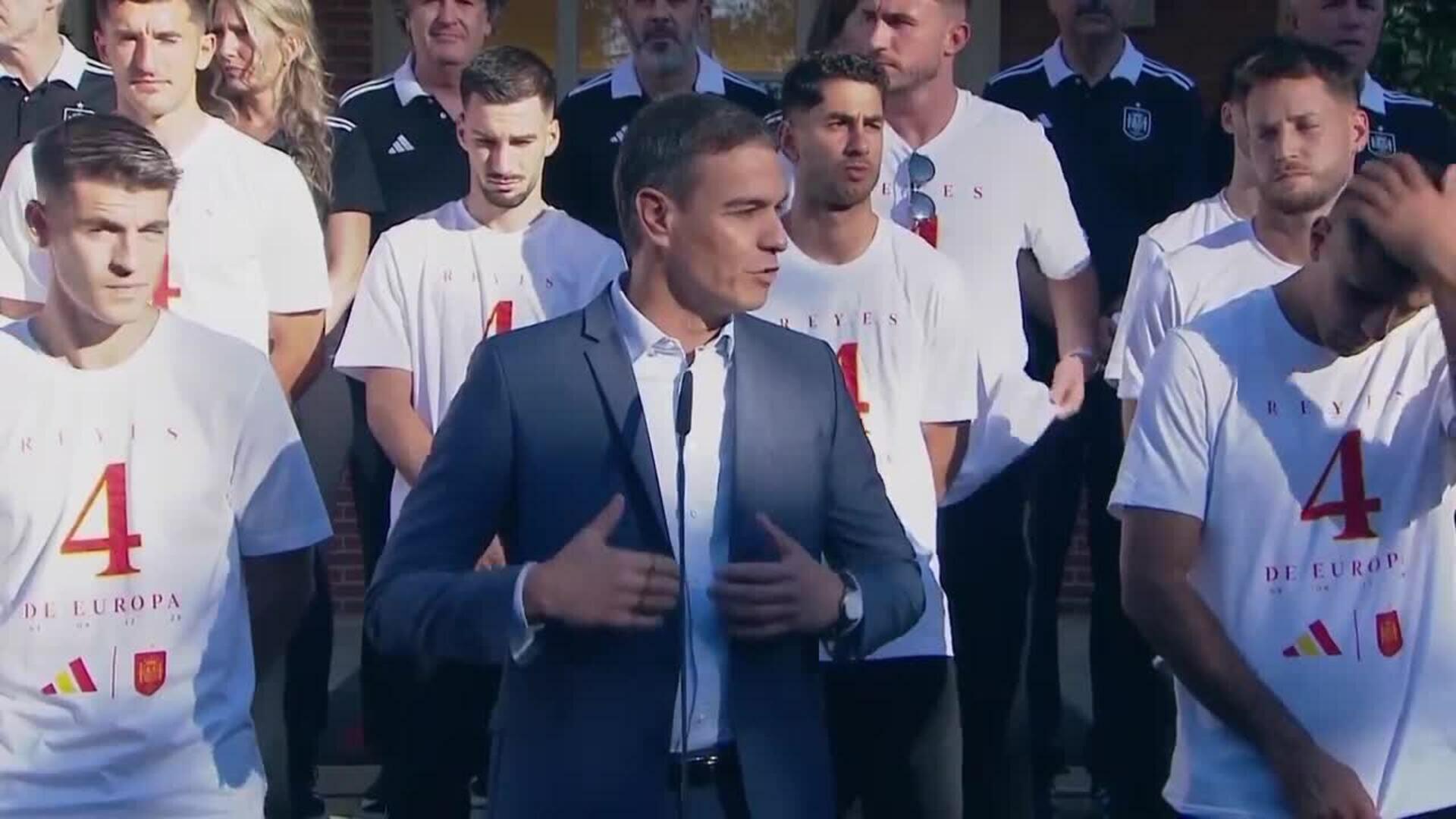 La selección española se da un multitudinario baño de masas por la cuarta EURO