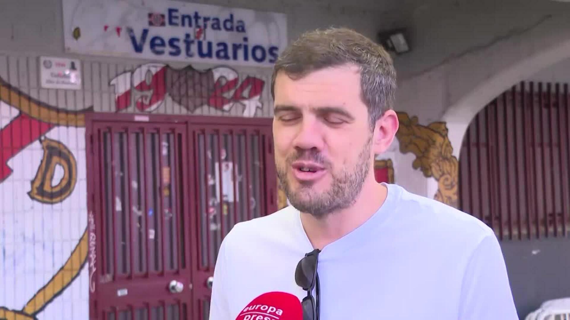 Vecinos celebran la "victoria de la movilización" para que el Rayo se quede en Vallecas