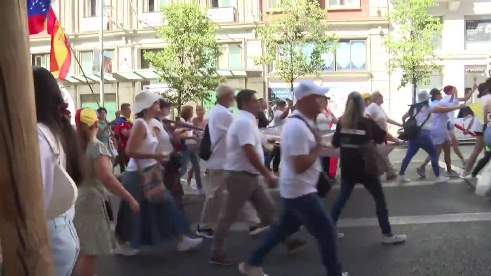 Venezolanos se manifiestan en Madrid al grito de "libertad" una semana antes de las elecciones