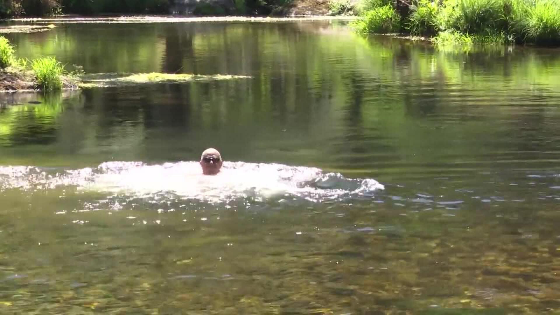 El río y la sombra, refugio de los ourensanos en una jornada con máximas superiores a 40 grados