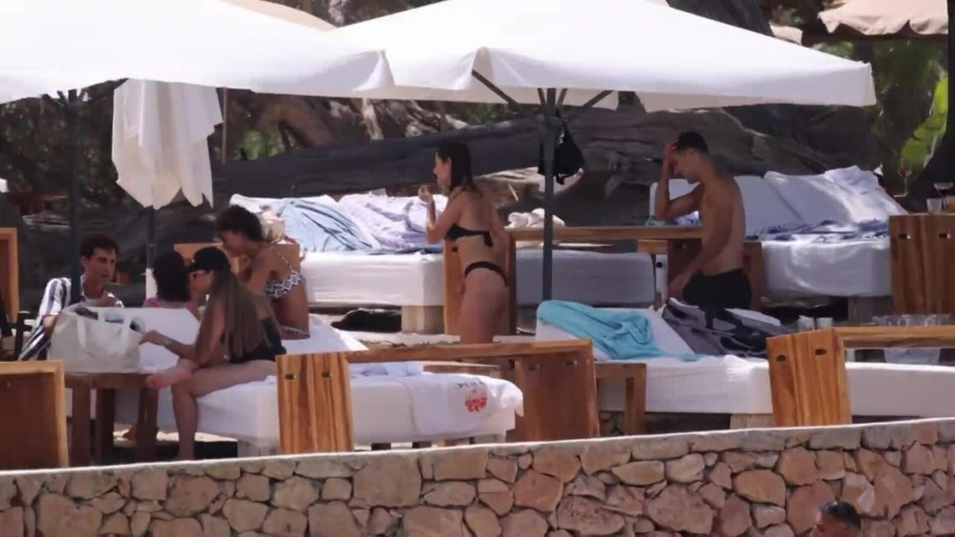 Mikel Merino derrocha todo su romanticismo con su mujer en las aguas de Ibiza