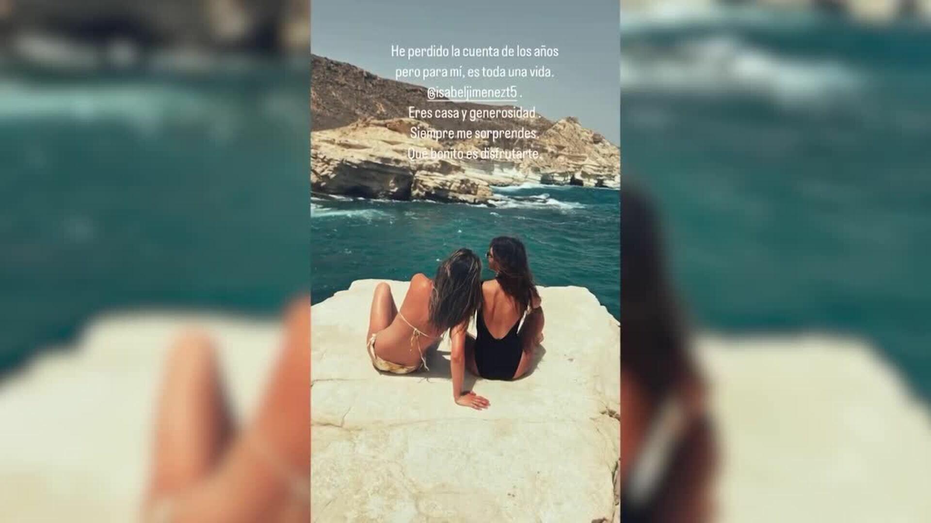 Isabel Jiménez disfruta de Almería junto a Sara Carbonero, Vanesa Martín y más amigas