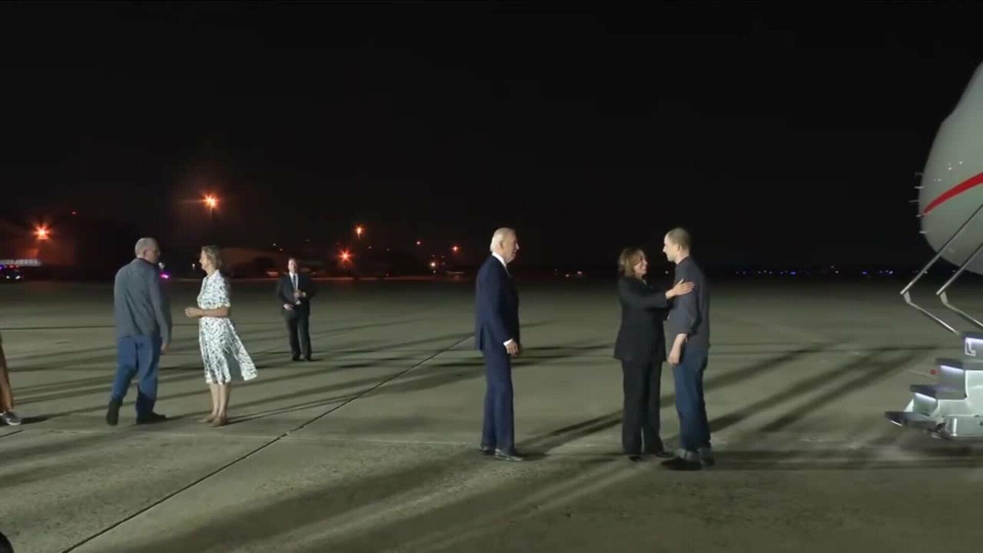 Biden y Harris reciben en Maryland a los tres estadounidenses liberados por Rusia