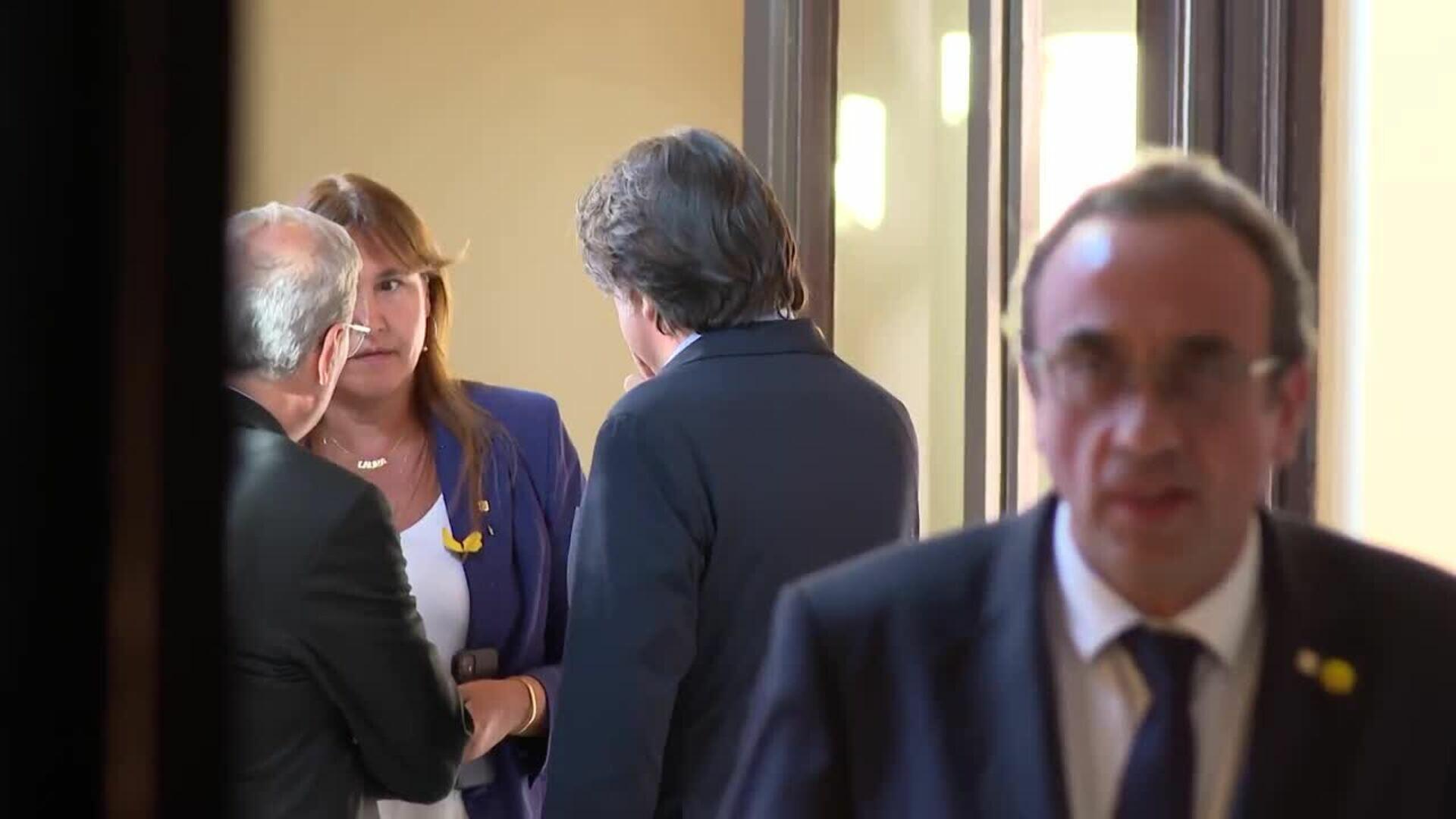 Rull sale del hemiciclo durante el Pleno para hablar con Borràs, Dalmases y Torra