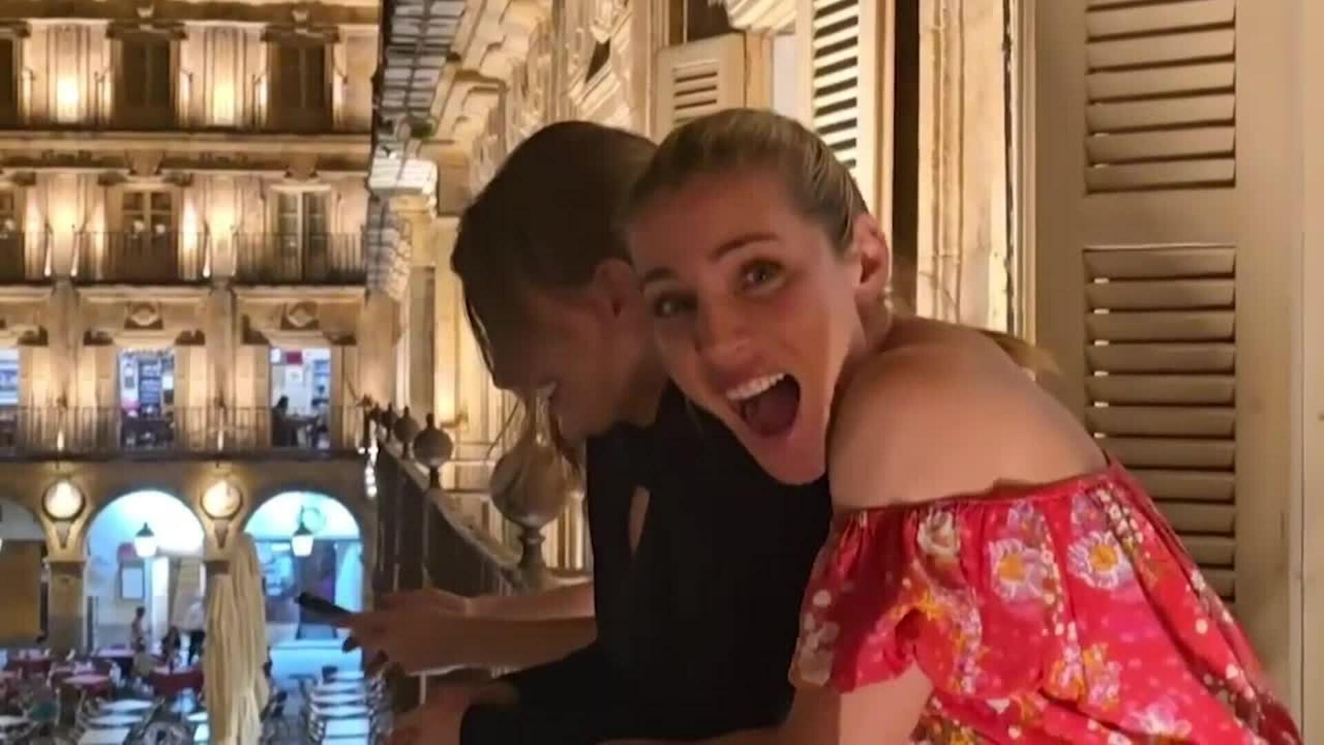Elsa Pataky y Maxi Iglesias son sorprendidos por la tuna en Salamanca