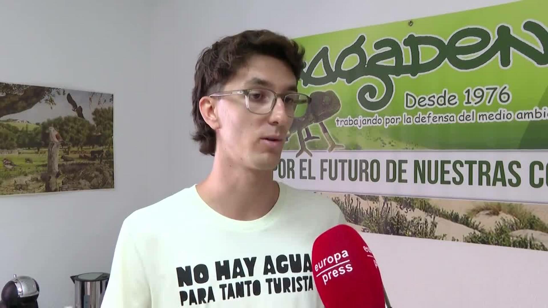 Jóvenes ecologistas aseguran que el impacto hídrico no es visible para los turistas en Cádiz