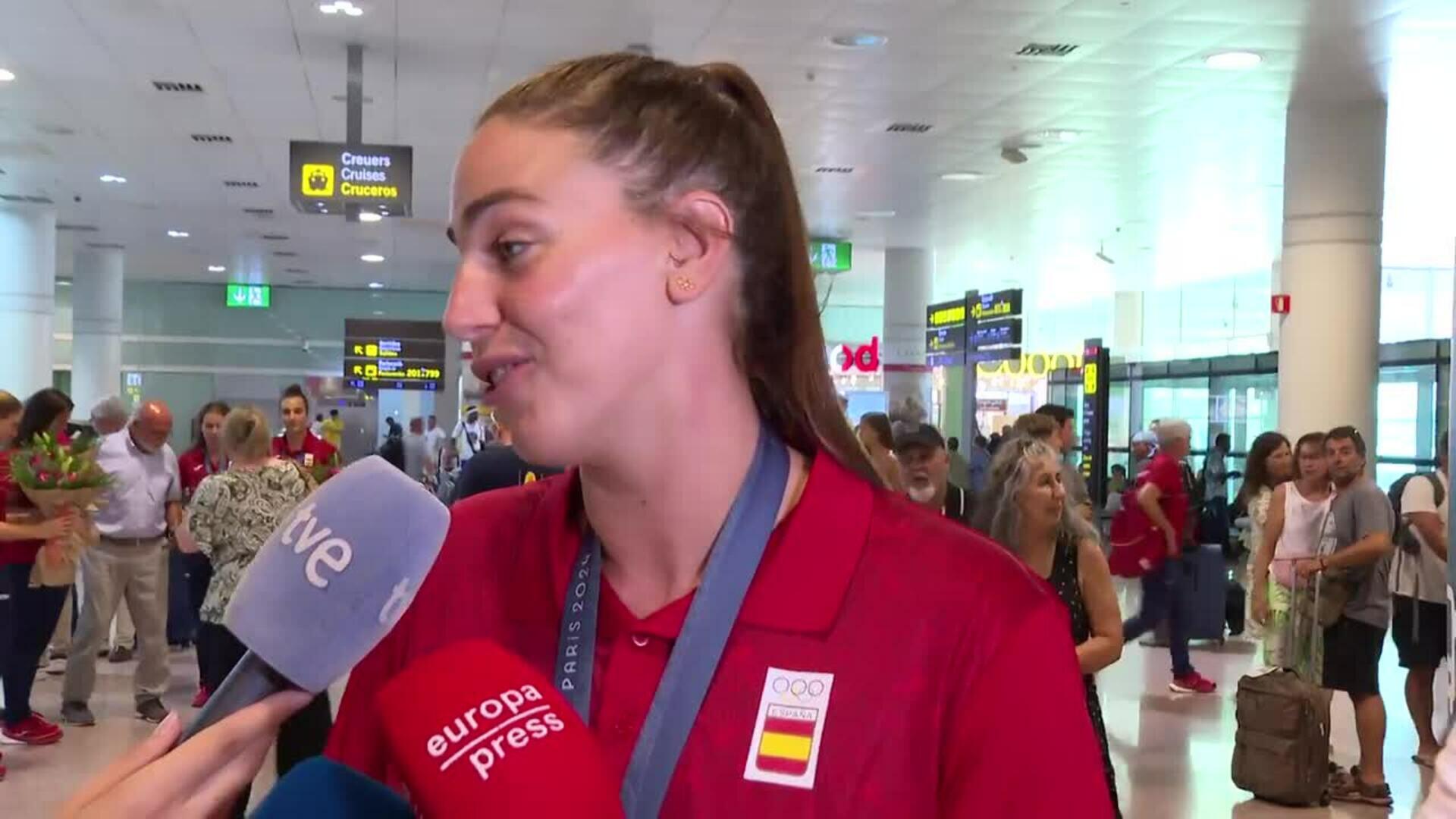 La selección femenina de waterpolo aterriza en España con el oro olímpico