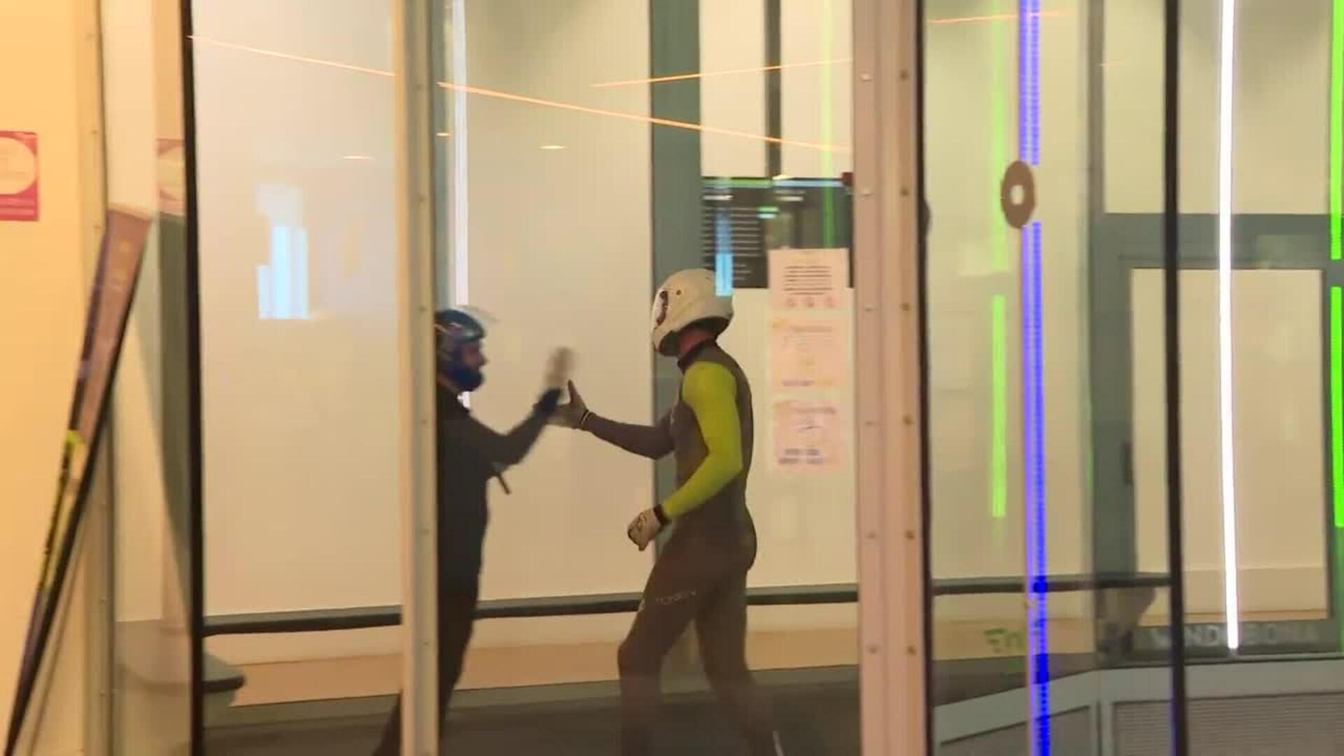 Madrileños sienten la "adrenalina" de ser paracaidistas en el tunel de viento de Madrid