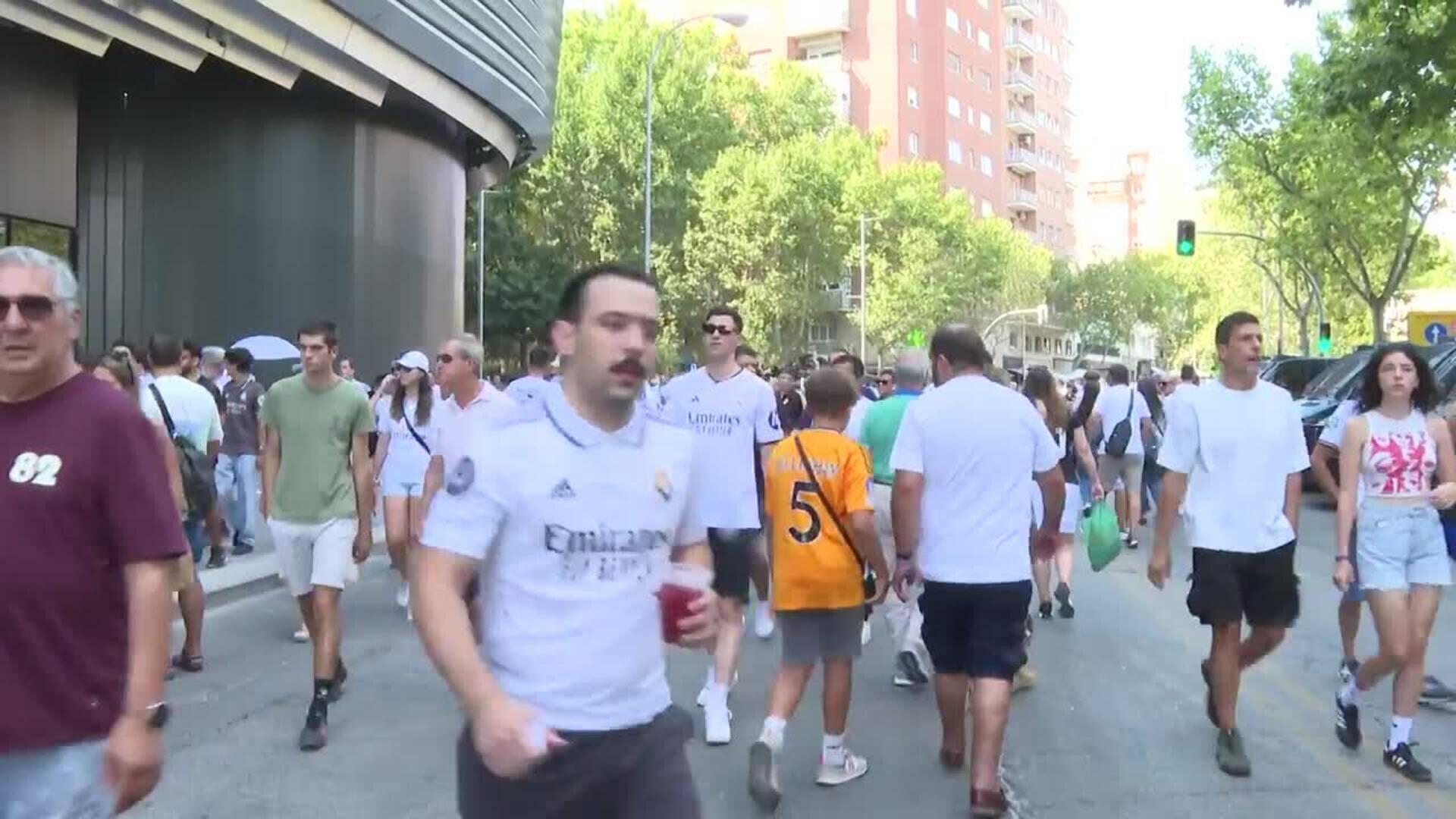 Aficionados madridistas calientan motores en el Bernabéu antes del partido contra el Valladolid