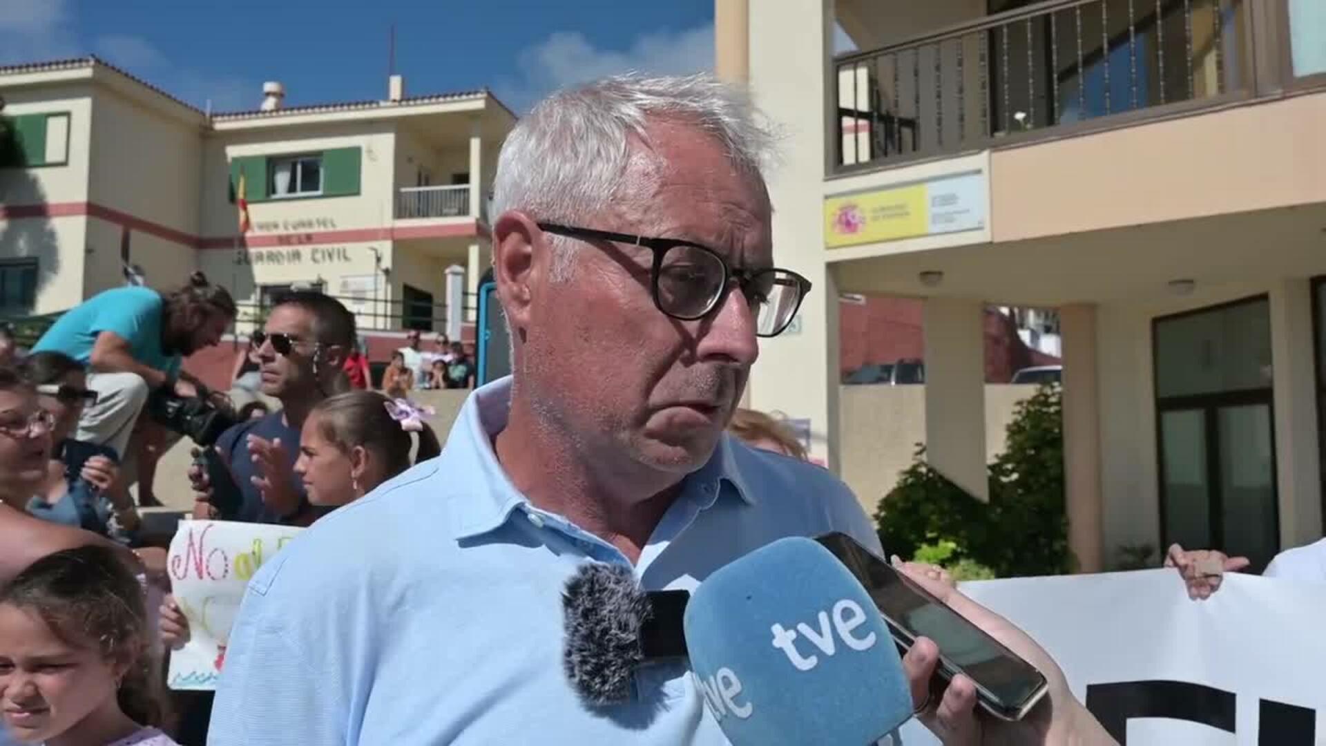 Herreños se concentran contra el Parque Nacional Marino: "El Hierro merece decidir"