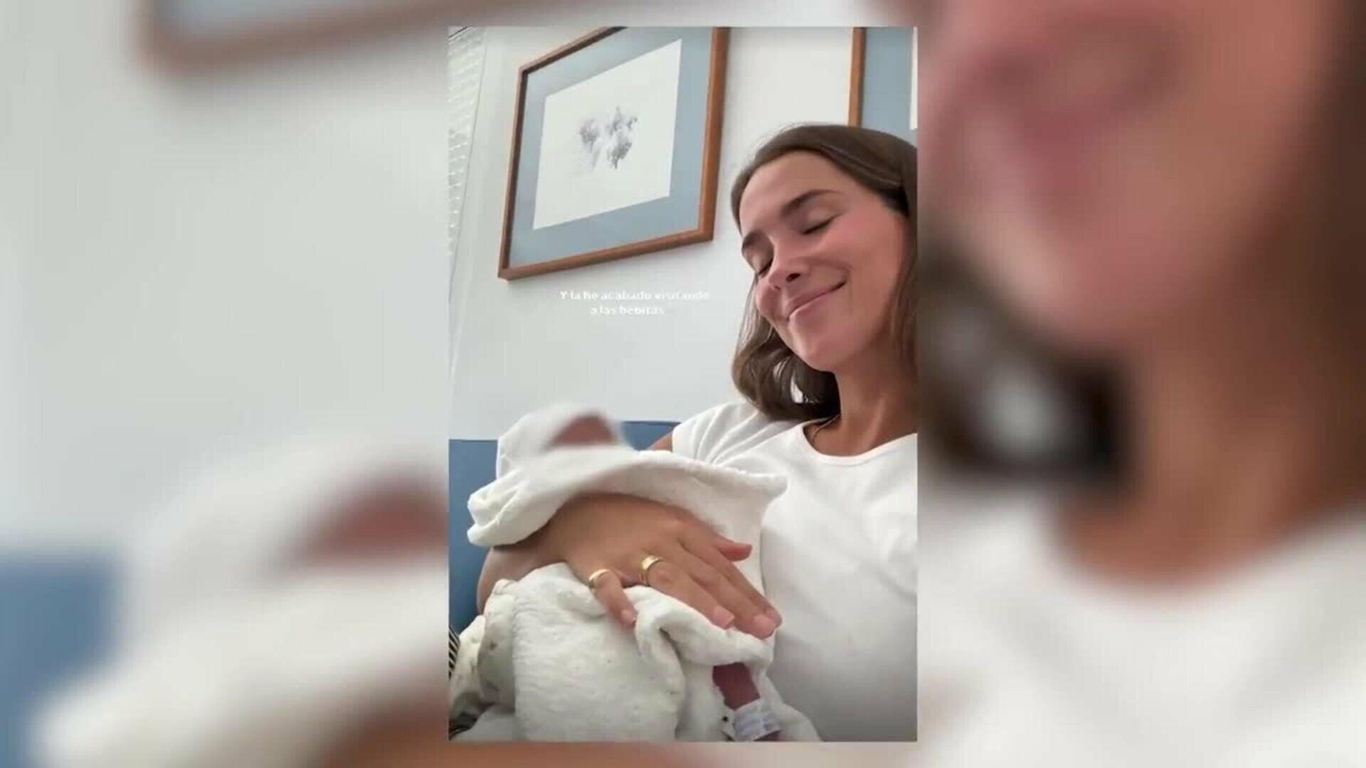 María Pombo, más feliz que nunca, posa con su sobrina en el hospital