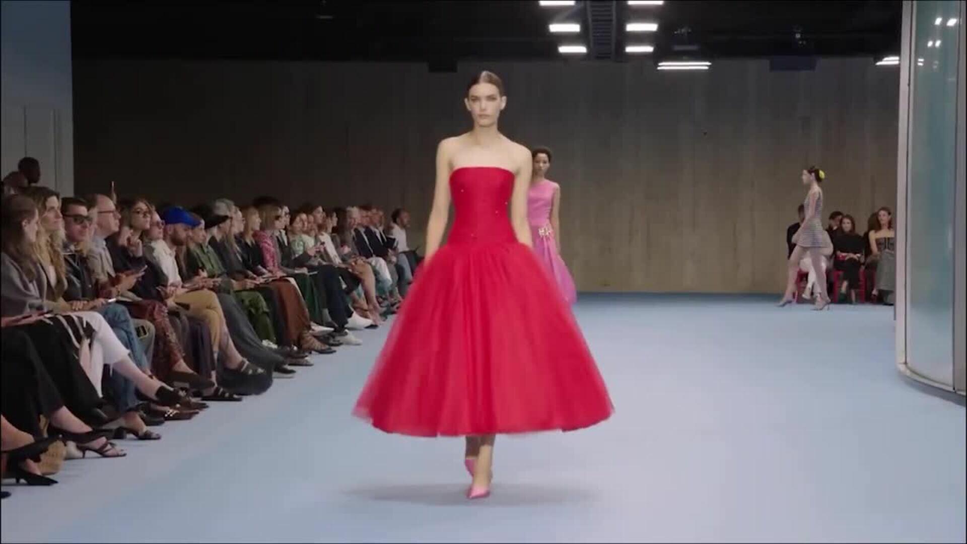 Carolina Herrera presenta una colección optimista para la primavera-verano de 2025