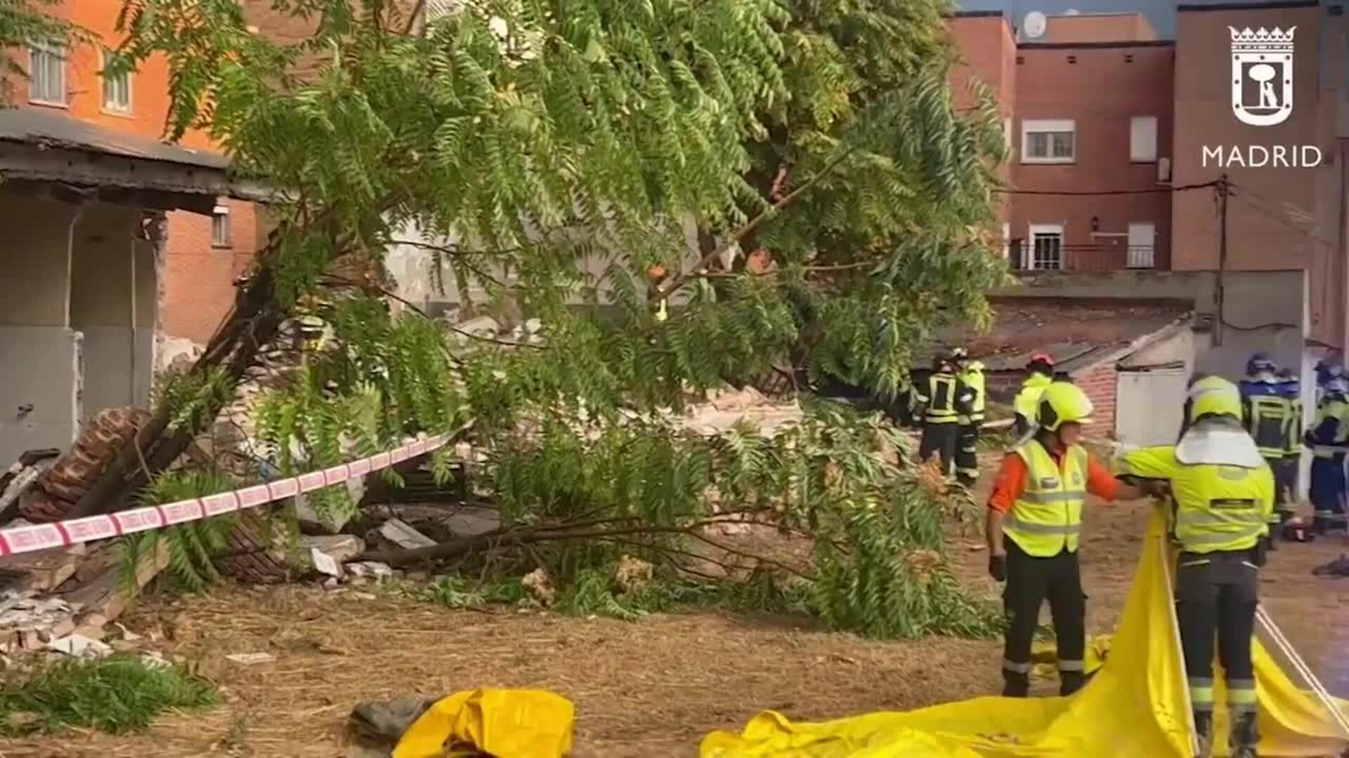 Bomberos rescatan grave a un hombre atrapado tras el derrumbe de una nave en Carabanchel