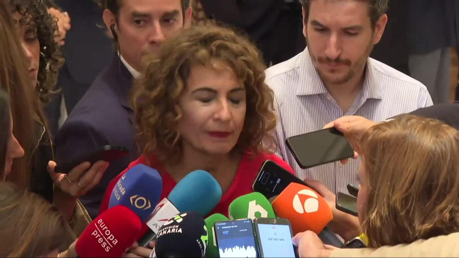 Montero afirma que están "tendiendo puentes" con Junts