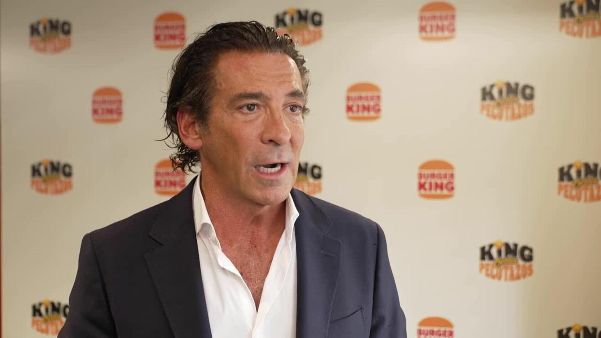 Los fans de Roberto Carlos atrapan sus pelotazos