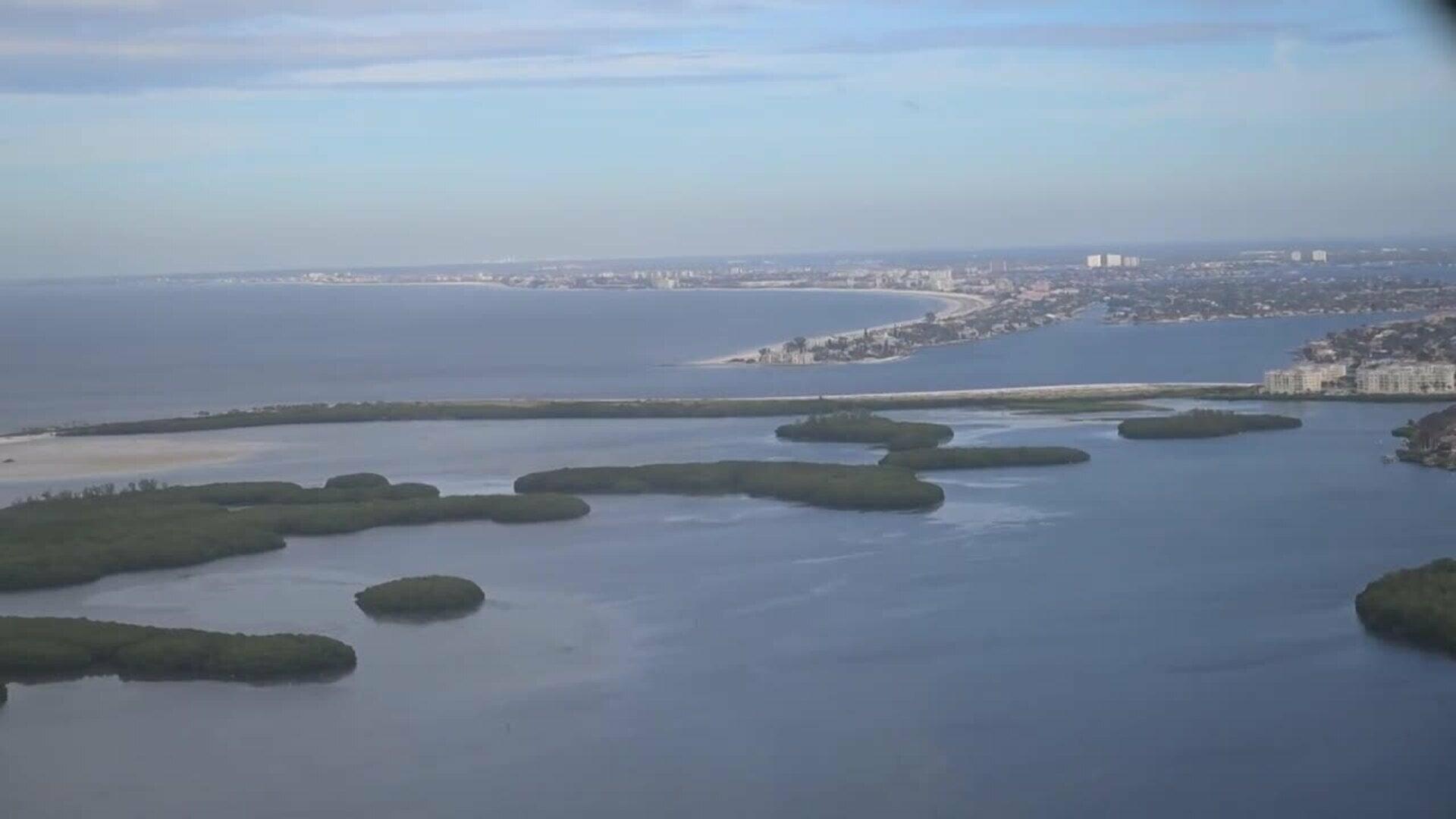 Tripulación de la Estación Aérea de la Guardia Costera de Miami vuela sobre la Bahía de Tampa