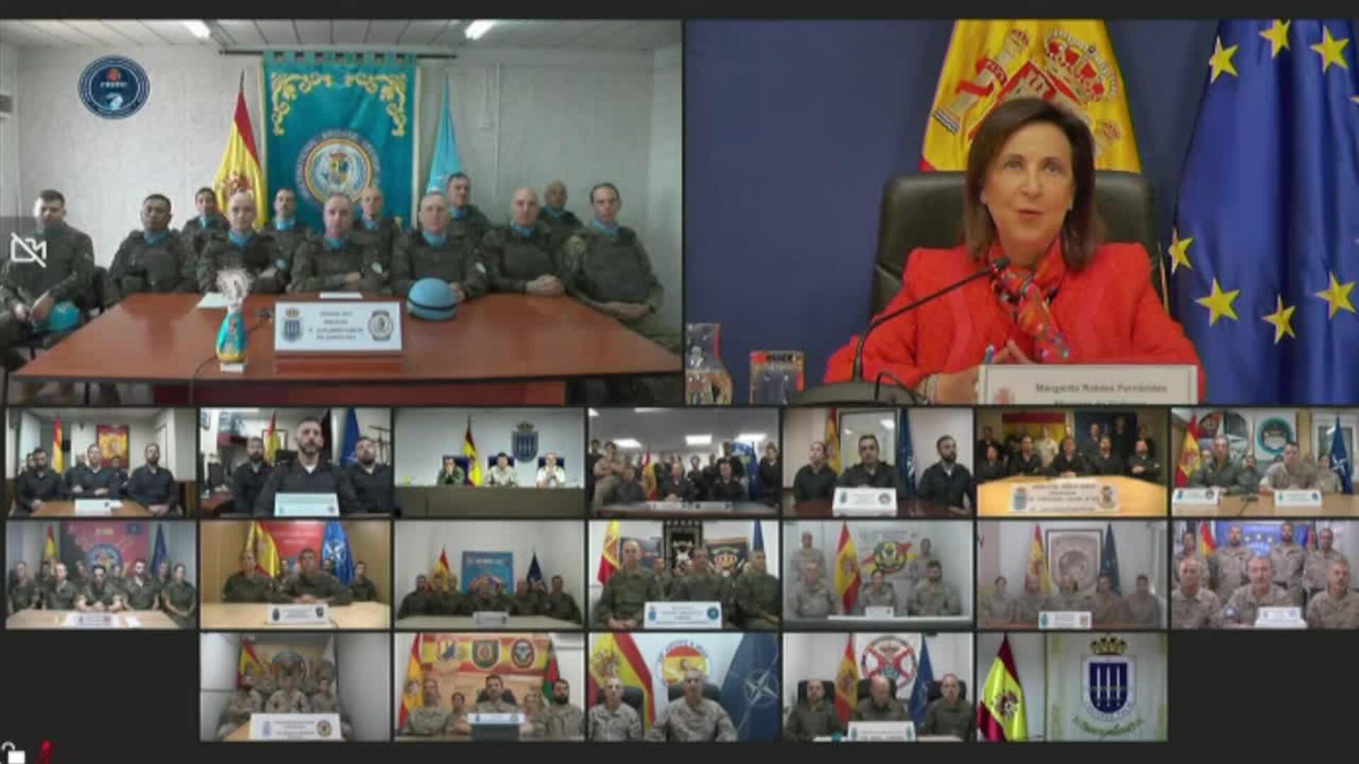 Robles agradece a las tropas españolas su "compromiso por la paz"