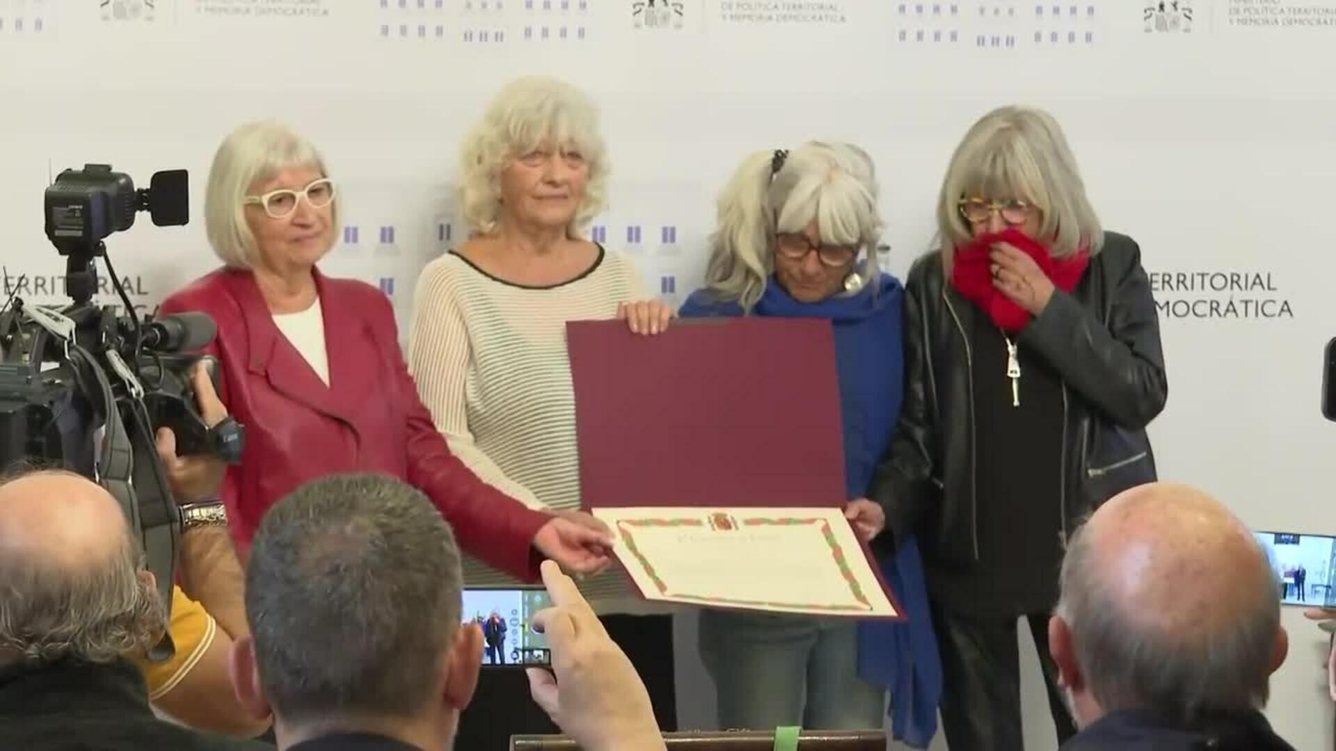 El Gobierno entrega el diploma de Reeconocimieto y Reparación a familia de Salvador Puig Antich