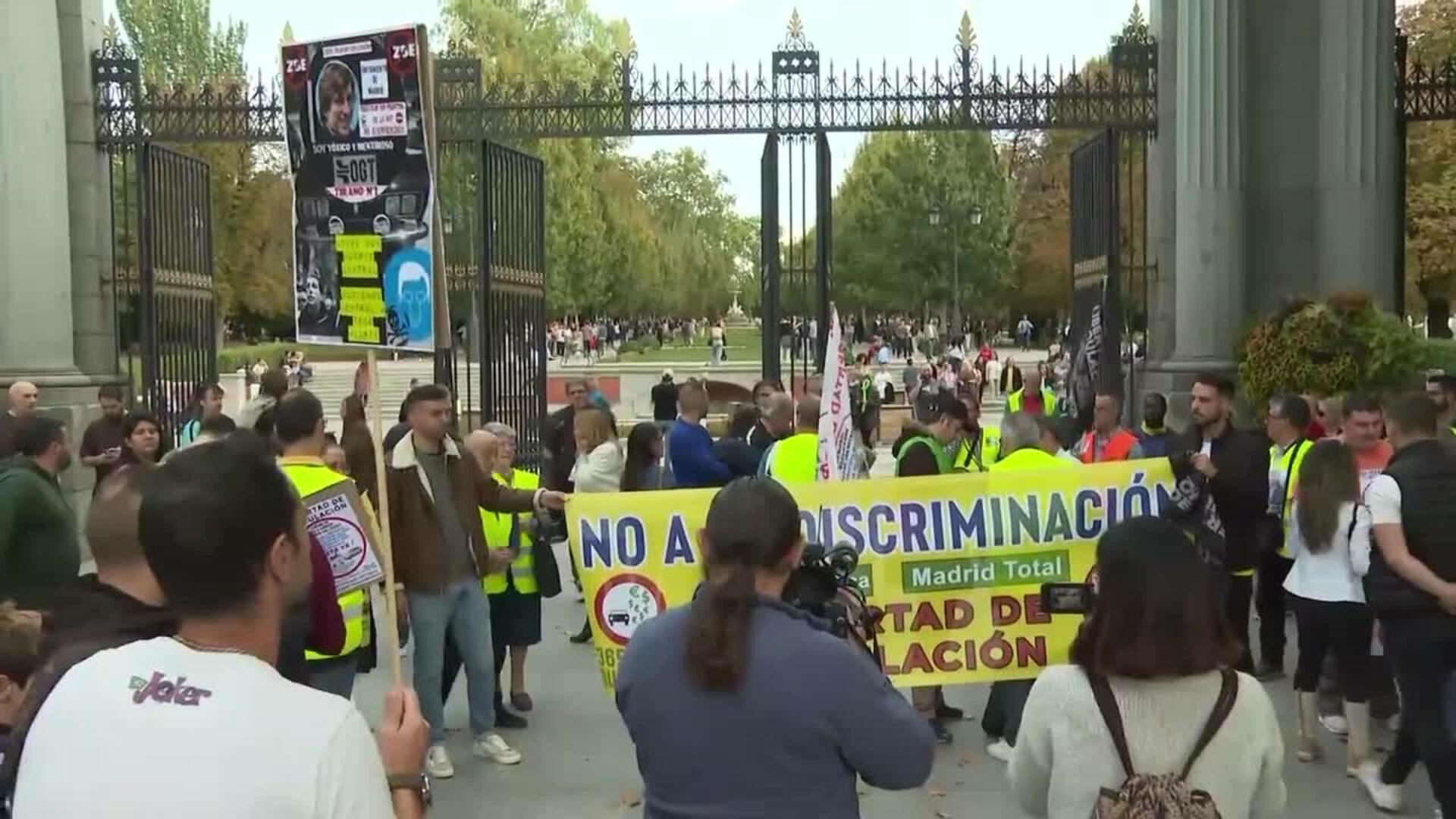 Decenas de personas se manifiestan en contra de las prohibiciones del Madrid 360