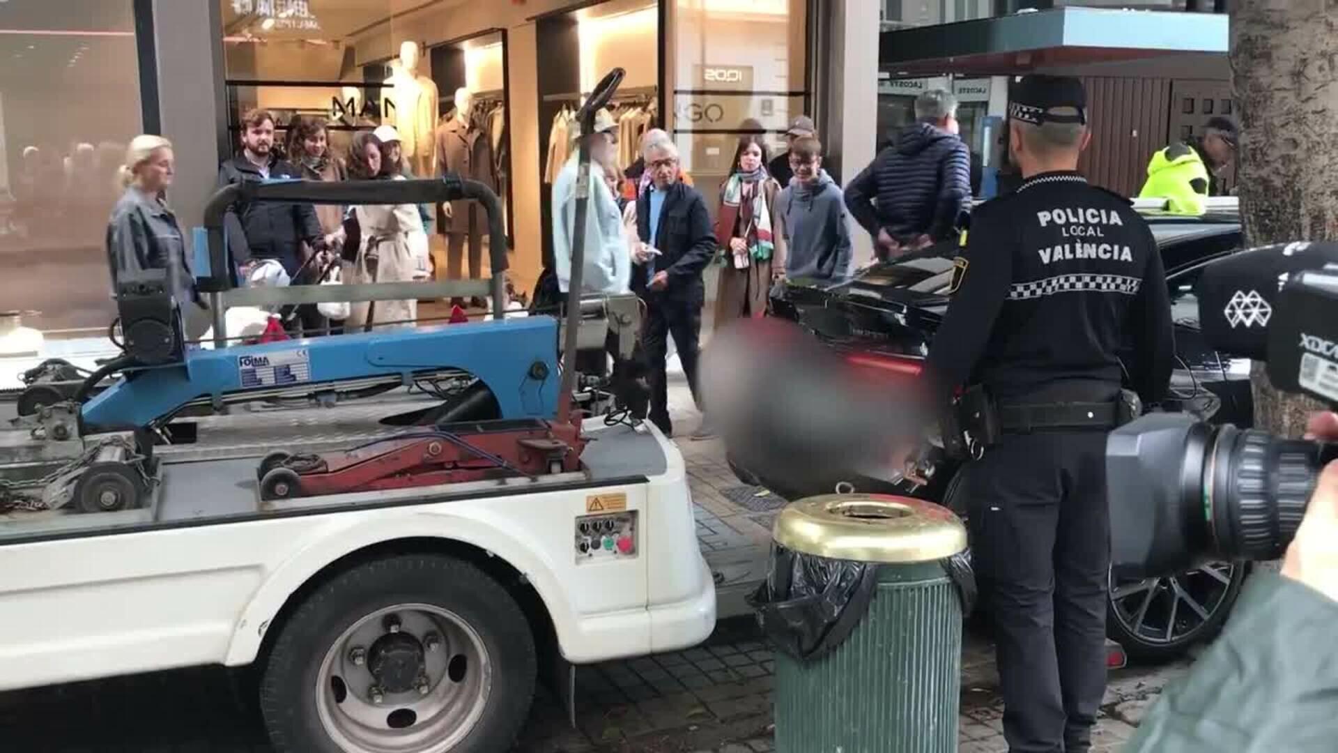 Detenido un conductor tras empotrar su coche en un acceso del metro de Valencia