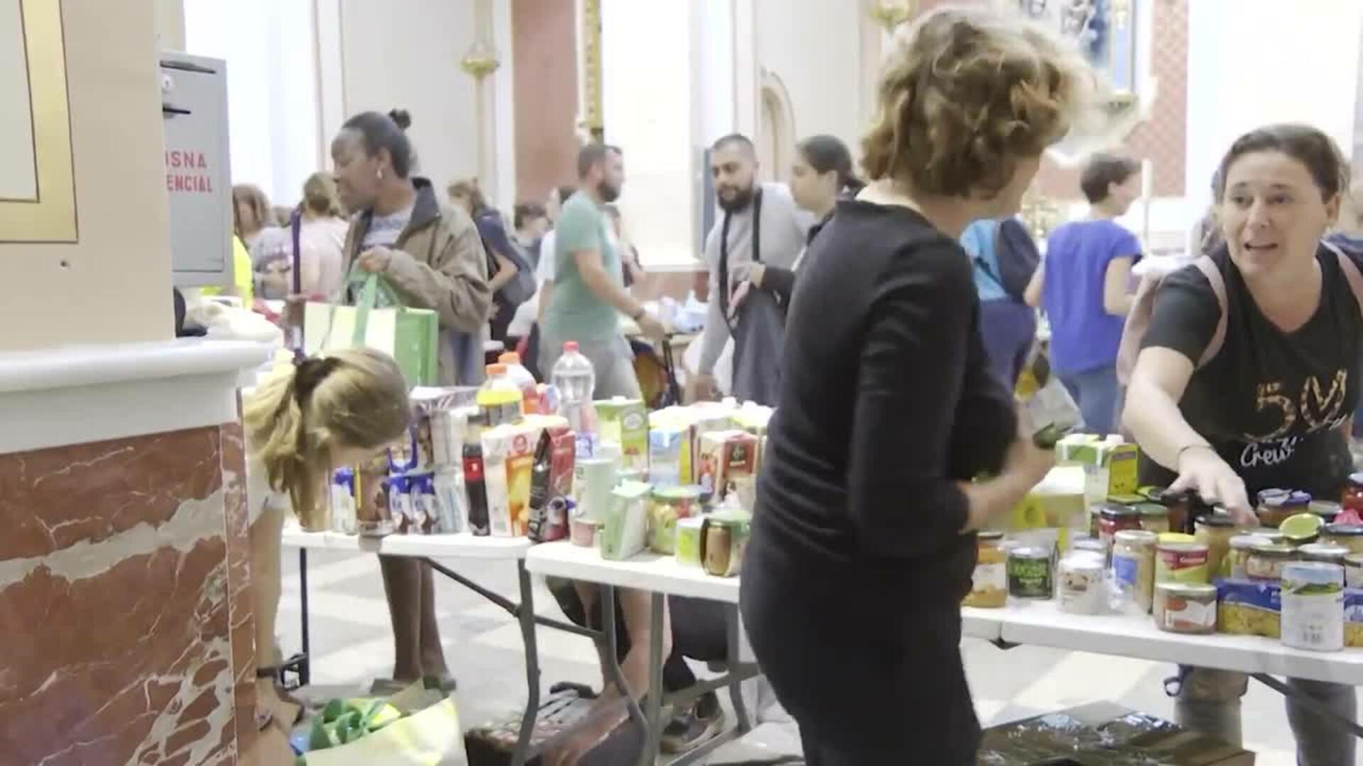 Multitud de personas colaboran con el reparto de ayuda para los afectados por la DANA