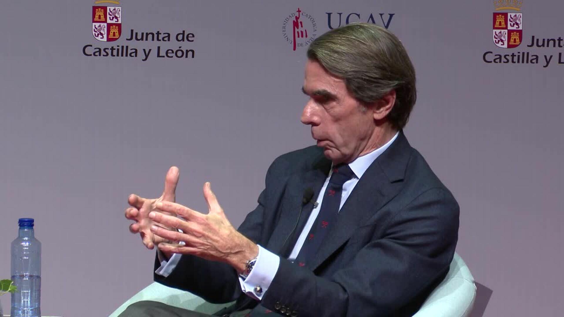Aznar acepta "mejorar" la Constitución para "fortalecer la unidad de España"